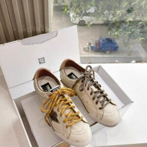 Golden goose down color-matching beige sports shoes, with brown-orange shoelaces